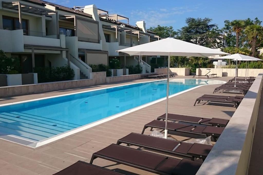Residence Jesolo Lido Centro Con Piscina Buitenkant foto